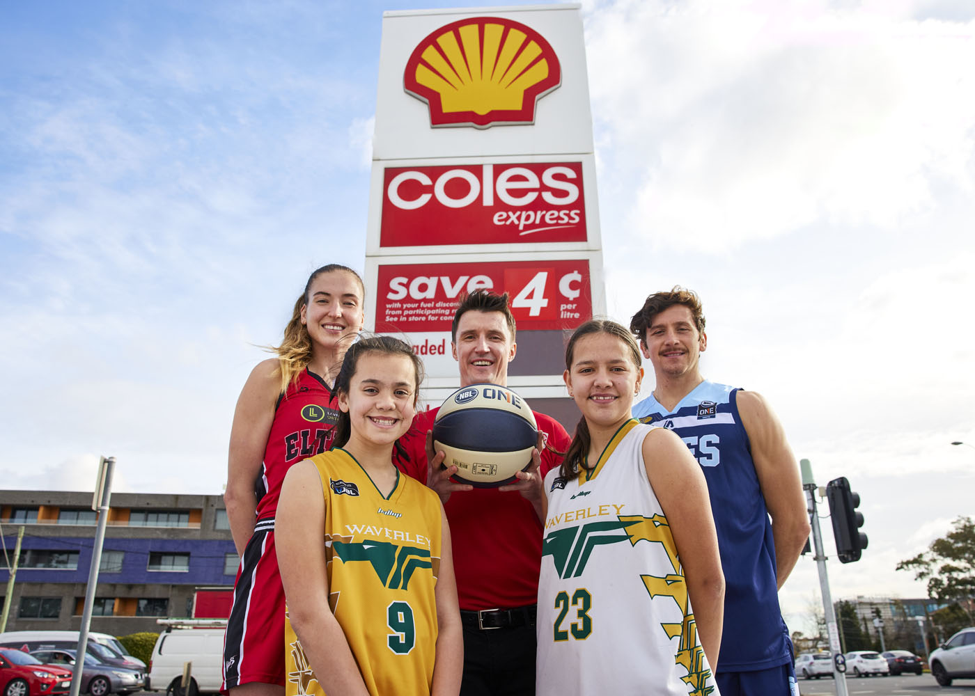 Coles Express EGM Michael Courtney (centre) with NBL1 players Anneli Maley (L) & Lachlan Barker (R) and junior basketballers Ashtyn & Hayley