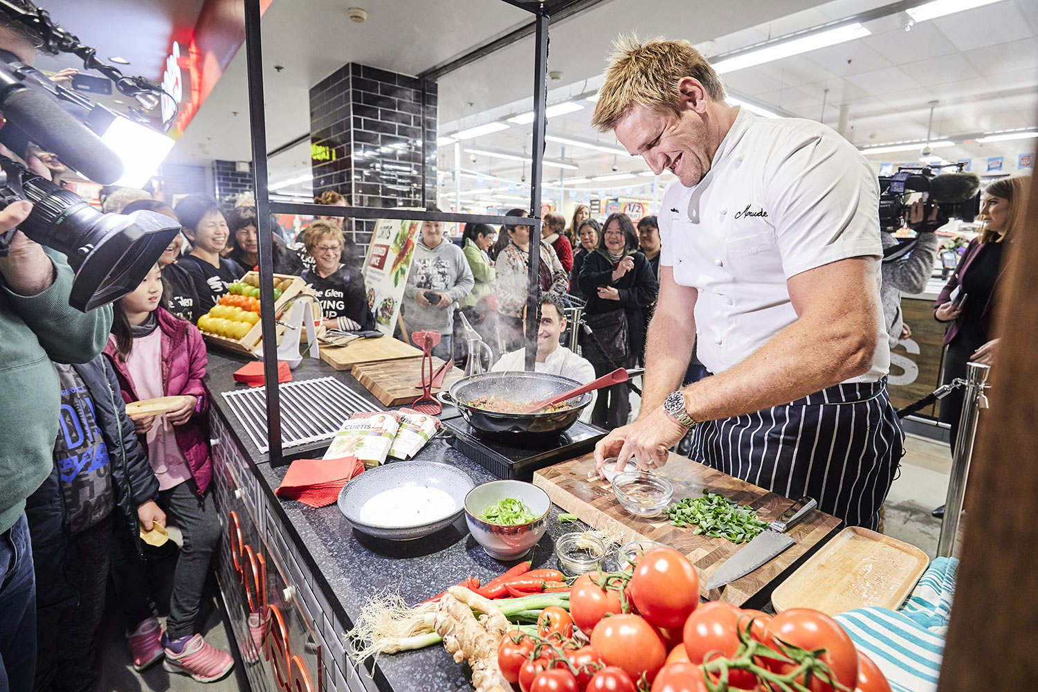 The Glen - Chef Curtis Stone cooking for a crowd 