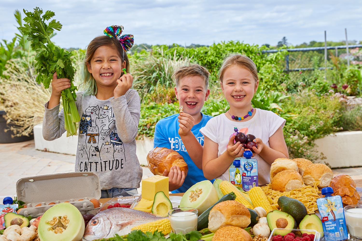 stikeez_three_children_with_healthy_food